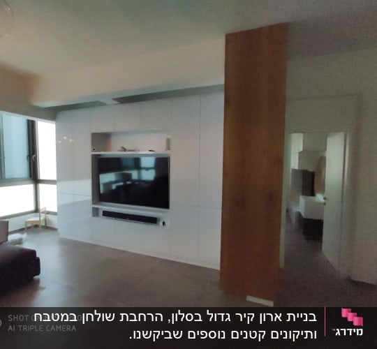 קיר עץ בחדר מגורים מודרני